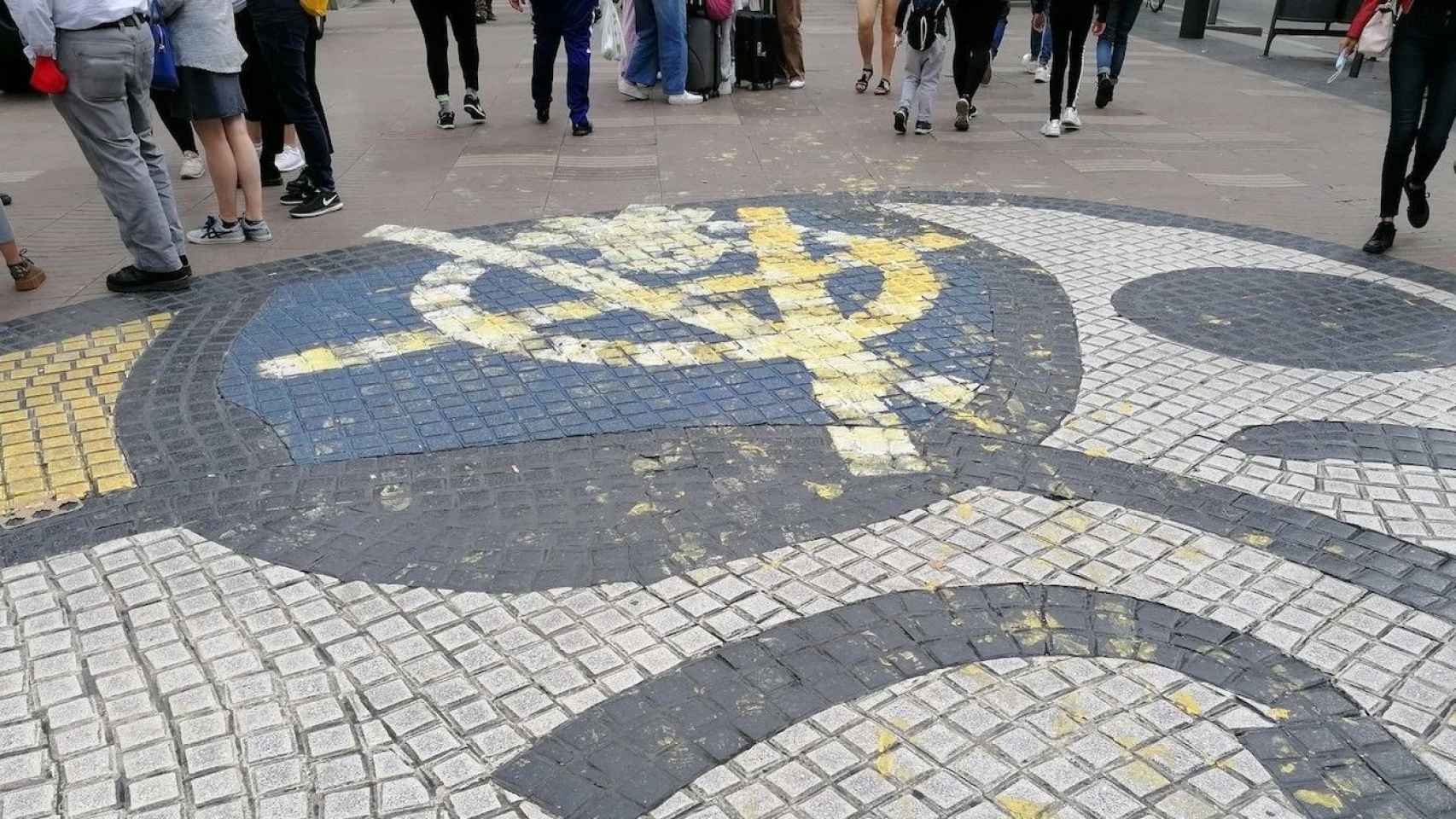 El mosaico de Joan Miró, vandalizado / TWITTER DAMIÀ MARTÍNEZ