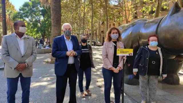 Ernest Maragall y Ester Capella, en el centro, en un acto en la rambla del Raval / CG