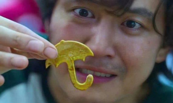 El protagonista de 'El juego del calamar' con una de las famosas galletas coreanas 'Dalgona' 