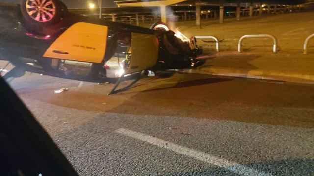 Taxi volcado esta madrugada en el aeropuerto de Barcelona / ÉLITE TAXI