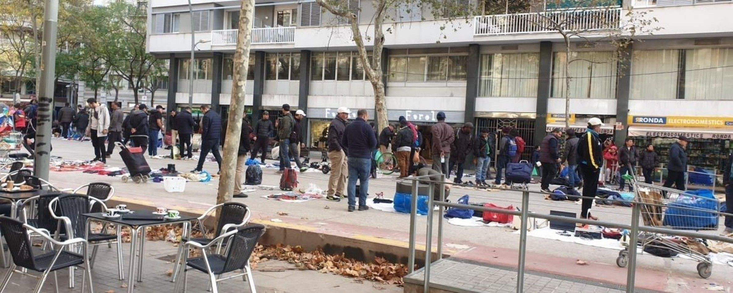 Decenas de vendedores del 'mercado de la miseria', en la ronda de Sant Antoni / MA