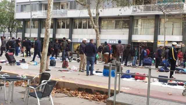 Decenas de vendedores del 'mercado de la miseria', en la ronda de Sant Antoni / MA