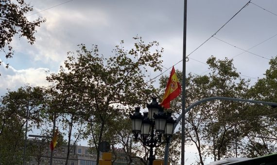Una de las decenas de banderas españolas que ondean este miércoles en Barcelona / METRÓPOLI