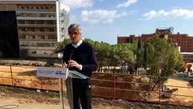 El conseller de Salud de la Generalitat, Josep Maria Argimon, frente a las obras del nuevo campus Vall d'Hebron de Barcelona / EUROPA PRESS