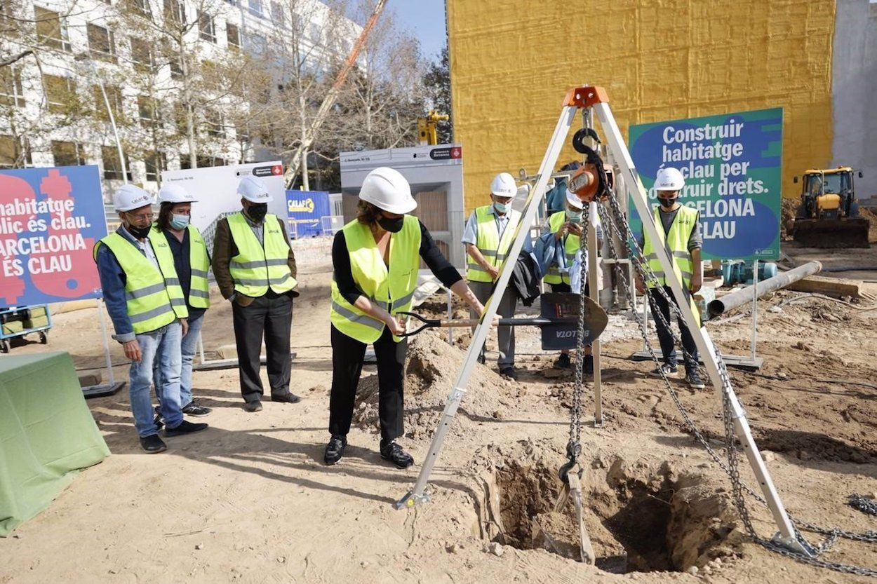 La alcaldesa Ada Colau inaugurando las obras de 155 viviendas públicas de alquiler en el distrito de Sant Martí / AYUNTAMIENTO DE BARCELONA