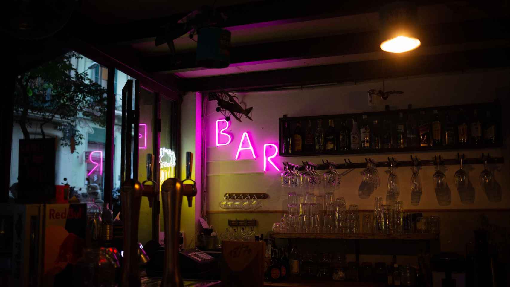 Interior de un bar de una calle céntrica de Barcelona / David Zorrakino - Europa Press