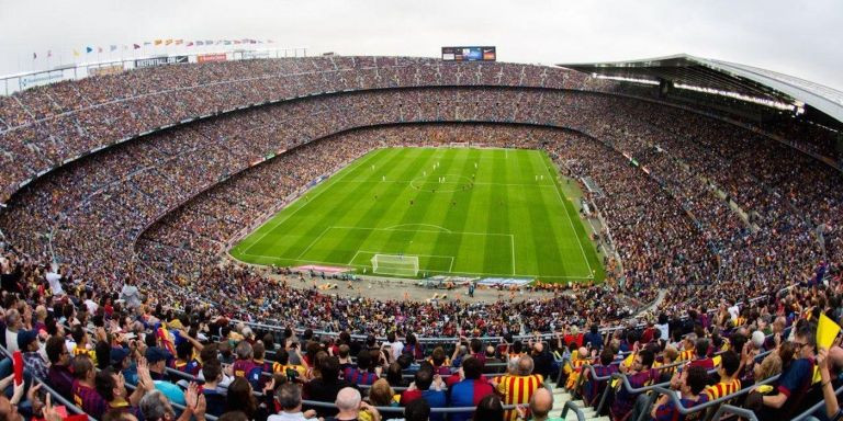 Miles de asistentes en un partido en el Camp Nou / REDES SOCIALES