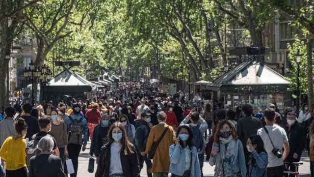 La Rambla, llena de gente, durante la última edición de Sant Jordi / ARCHIVO