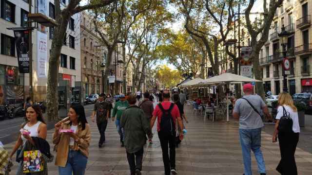 Paseantes en la Rambla de Barcelona, este sábado / METRÓPOLI - JORDI SUBIRANA
