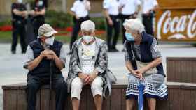 Unos ancianos conversan con la mascarilla puesta en San Sebastián / EFE