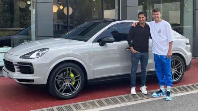 Gerard Piqué en el concesionario con su Porsche Cayenne e-Hybrid Coupé / INSTAGRAM