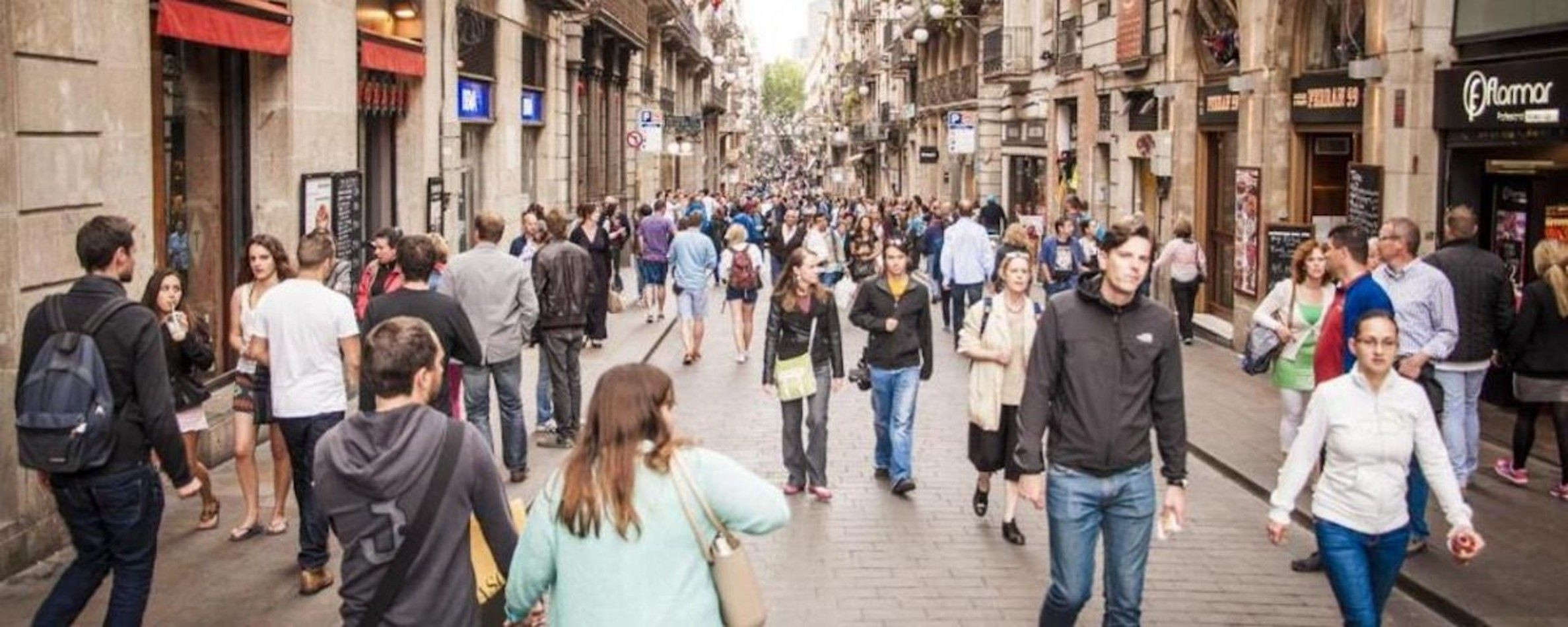 Calle con comercios en Barcelona / EFE