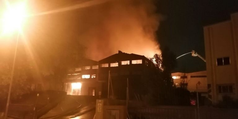 Incendio en la nave industrial de Sentmenat, en el Vallès / BOMBERS DE LA GENERALITAT