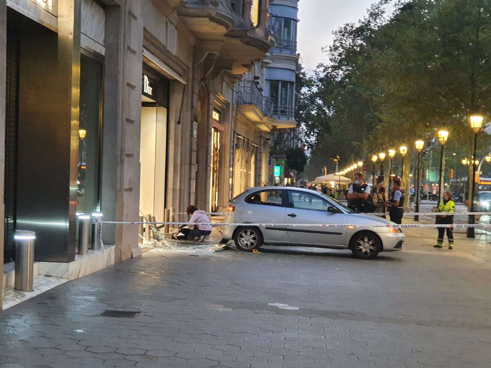 El coche, abandonado en el paseo de Gràcia / METRÓPOLI