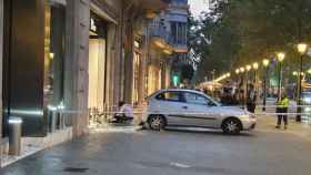 El coche abandonado frente a la tienda Dior del paseo de Gràcia / METRÓPOLI