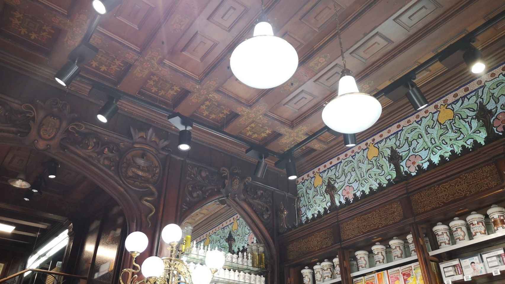Interior de la farmacia Boatella, decorada con elementos ornamentales modernistas / INMA SANTOS