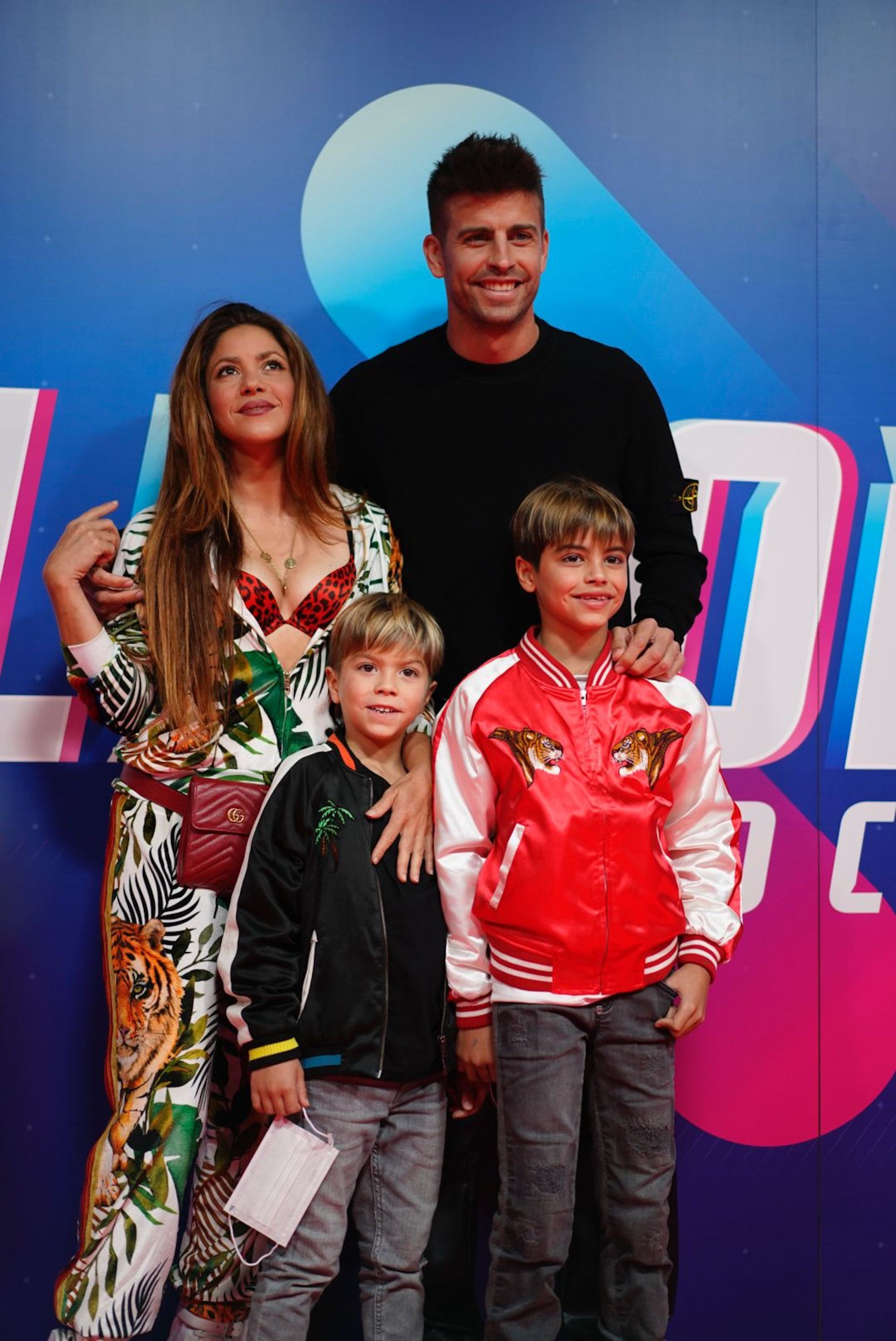 Gerard Piqué y Shakira junto a sus hijos Milan y Sasha
en el 'Balloon World Cup' / INSTAGRAM