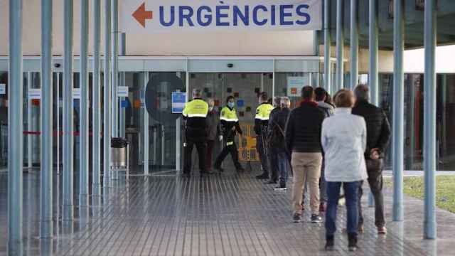 Pacientes haciendo cola en urgencias del Hospital del Mar / EFE - ARCHIVO