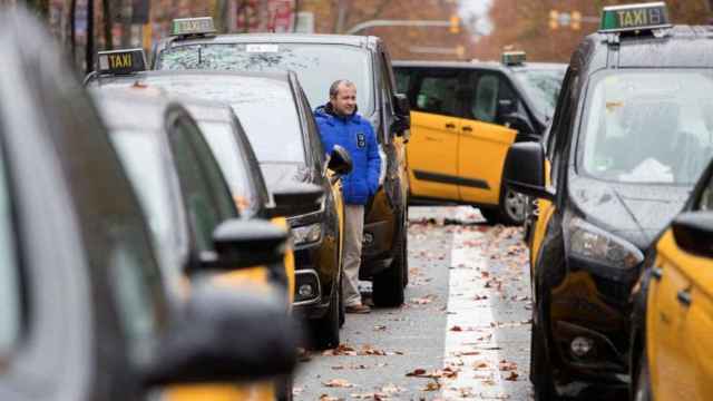 Colectivo de taxistas de Barcelona durante una manifestación en el centro de la ciudad / EFE