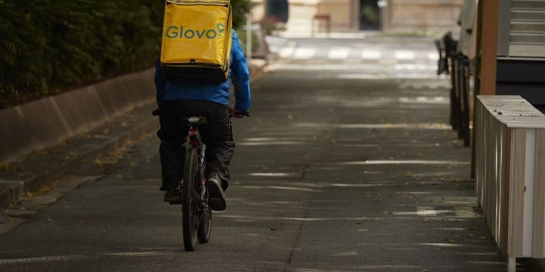 Un 'rider' de Glovo pedalea con la mochila amarilla de la plataforma de reparto / EUROPA PRESS