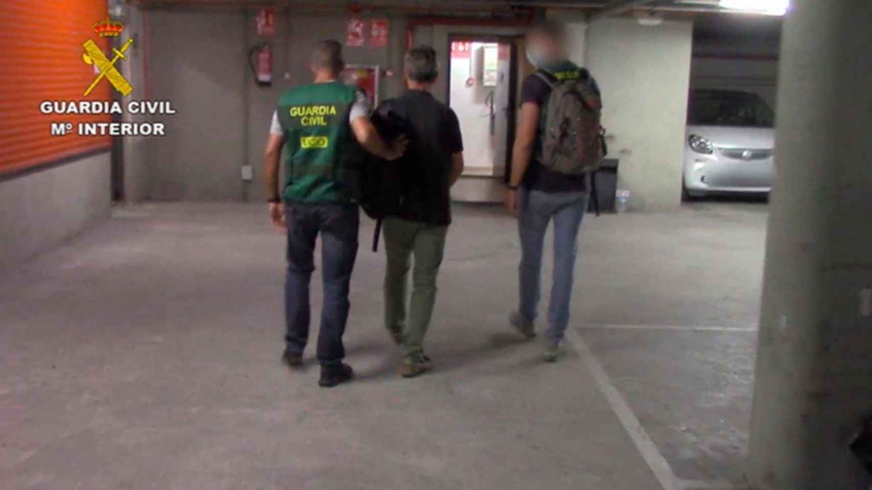 La Guardia Civil deteniendo al pedófilo que huyó de Estados Unidos en Barcelona / GUARDIA CIVIL