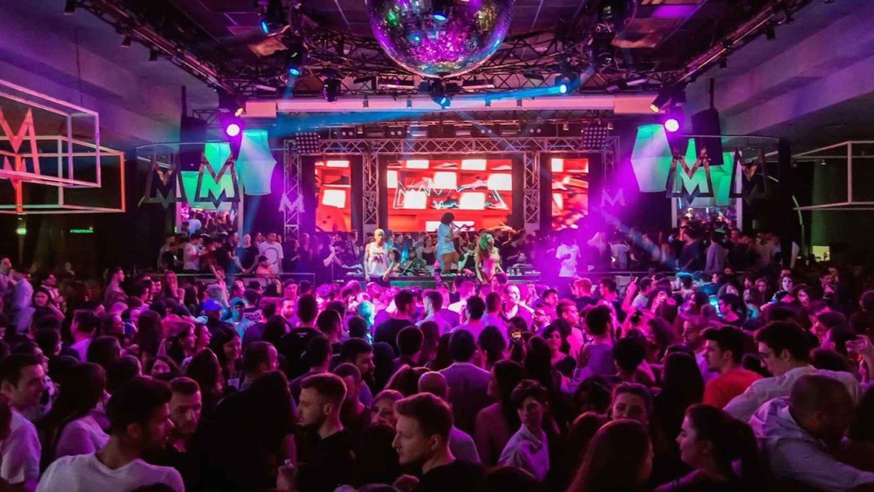 Decenas de personas en una discoteca en una imagen de archivo