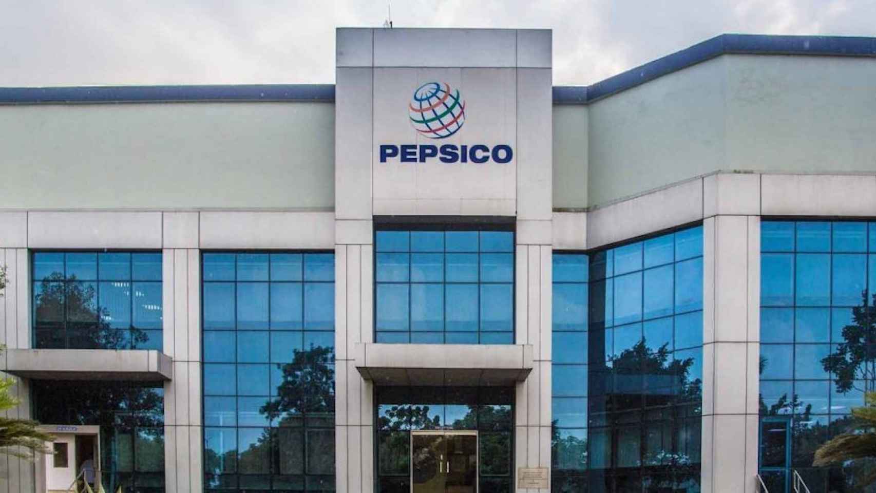 Fachada de una de las sedes de la multinacional Pepsico, que creará 400 puestos de trabajo en Barcelona / ARCHIVO