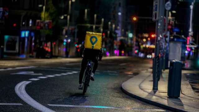 Un repartidor de Glovo  se dirige en bicicleta a su destino / EUROPA PRESS