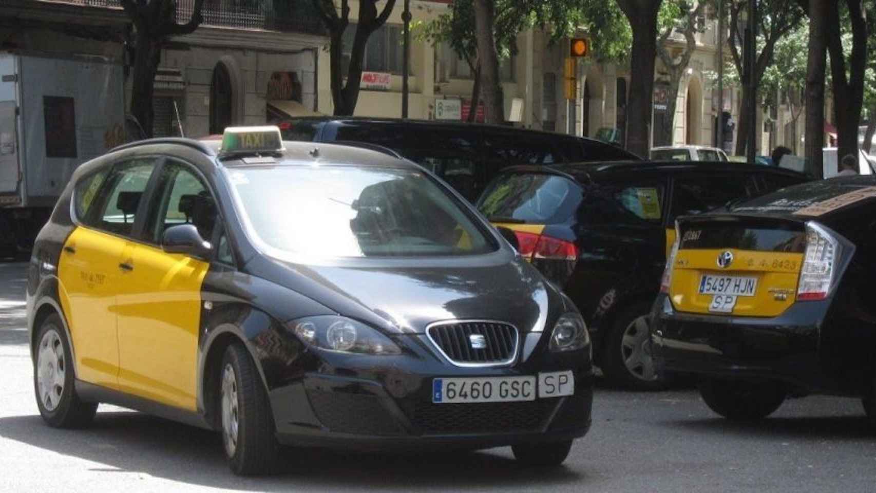 Taxis estacionados en una calle de Barcelona / EP