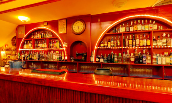La barra de el Alfa, popular bar musical en Gràcia / GOOGLE MAPS
