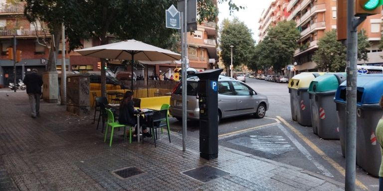 Un parquímetro en una esquina de una calle de Barcelona, este miércoles / METRÓPOLI - JORDI SUBIRANA