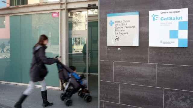 Una mujer entra con un niño en el actual CAP de La Sagrera / HUGO FERNÁNDEZ