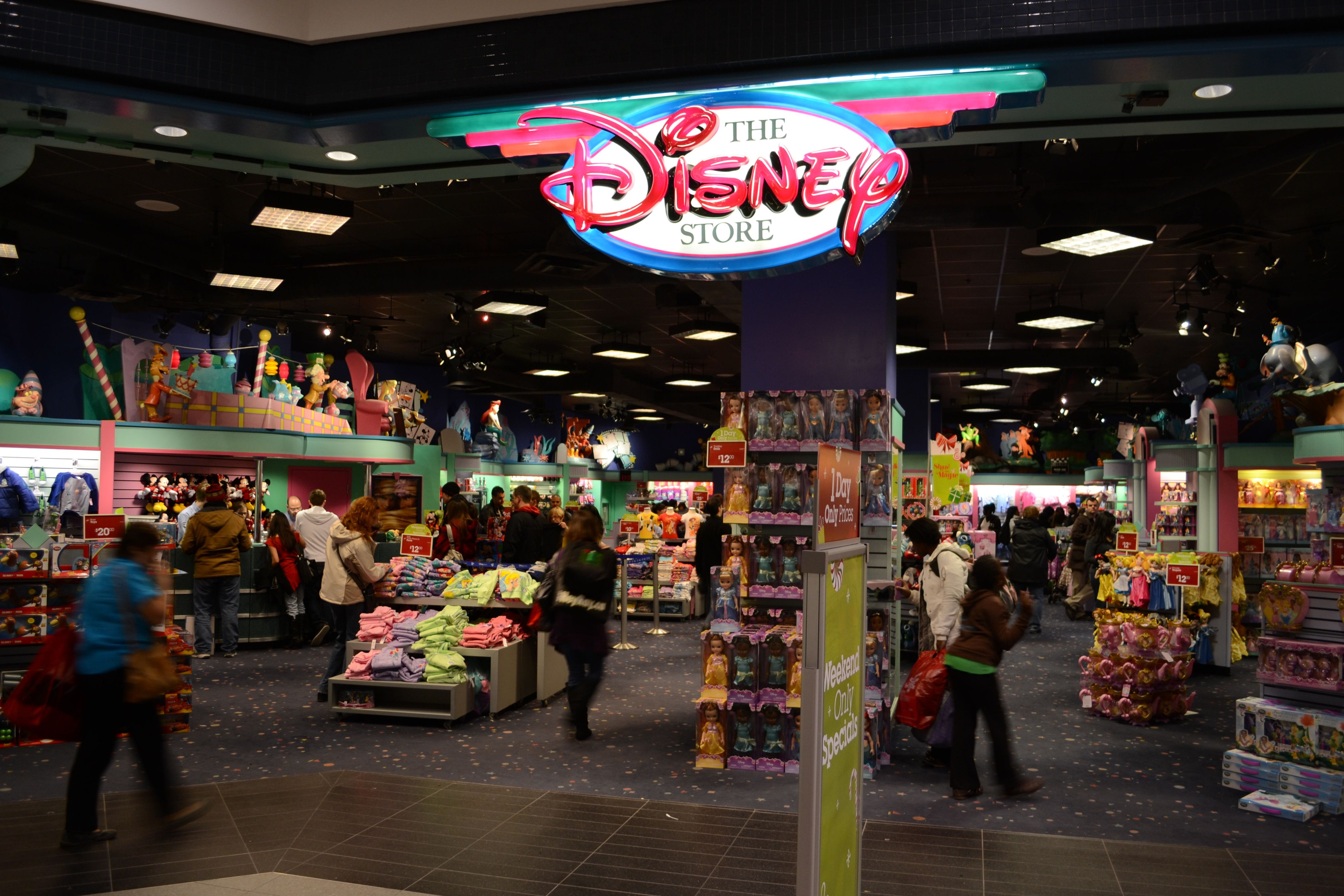 Interior del comercio The Disney Store en una imagen de archivo