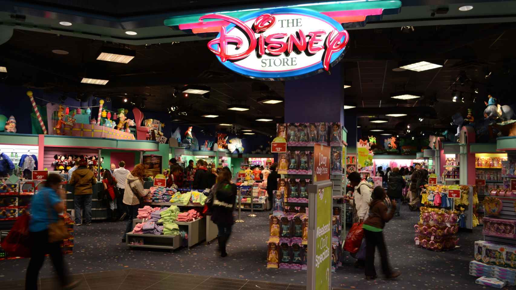 Interior del comercio The Disney Store en una imagen de archivo
