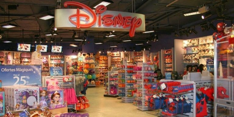 Interior de la tienda Disney en L’Illa Diagonal de Barcelona / THE DISNEY STORE