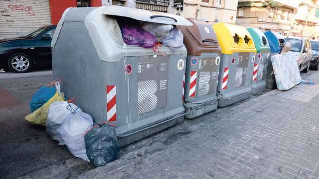 Contenedores de la basura en La Prosperitat en una imagen ofrecida por la FAVB / FEDERACIÓ D'ASSOCIACIONS VEÏNALS DE BARCELONA