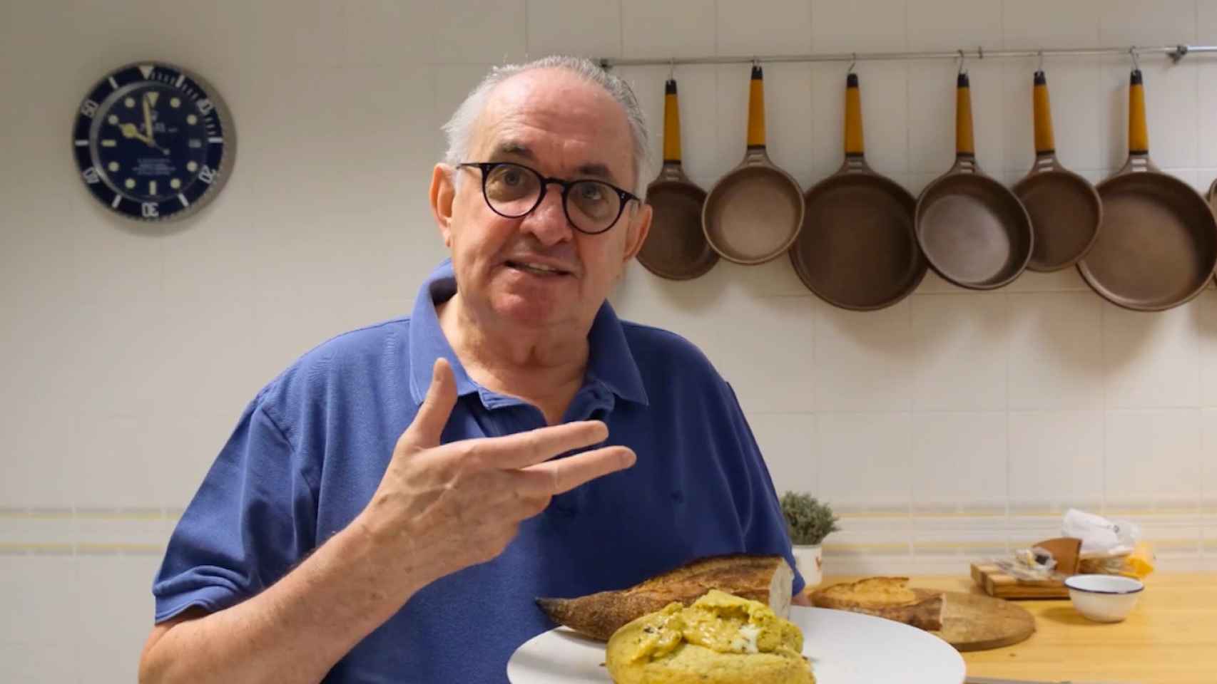 El influencer 'foodie' Rafuel mostrando la tortilla de patatas 'chips' / PABLO MIRANZO