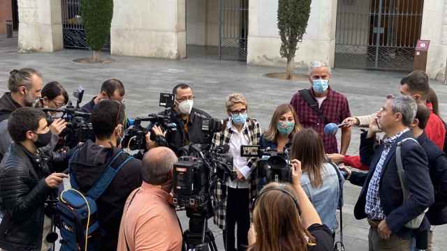 Medios en el exterior del Ayuntamiento de Badalona para la presentación de la moción de censura/ GUANYEM BADALONA