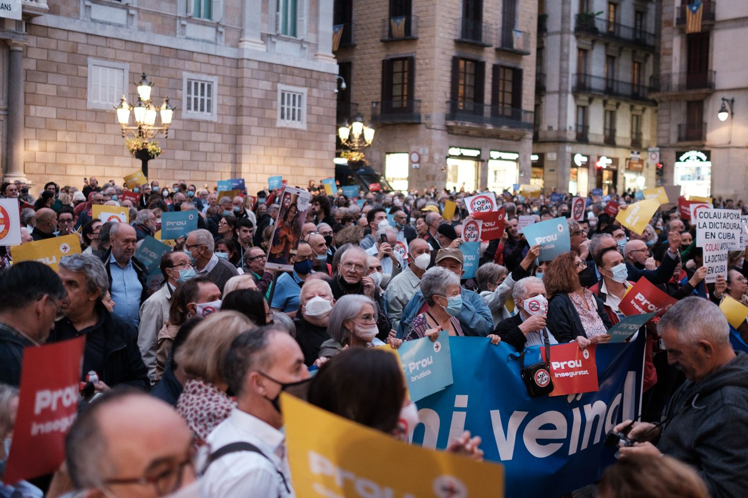 Manifestantes en la plaza de Sant Jaume en contra de Colau / PABLO MIRANZO