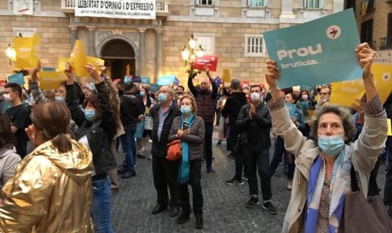 Manifestación en contra de Colau en la plaza Sant Jaume / METRÓPOLI