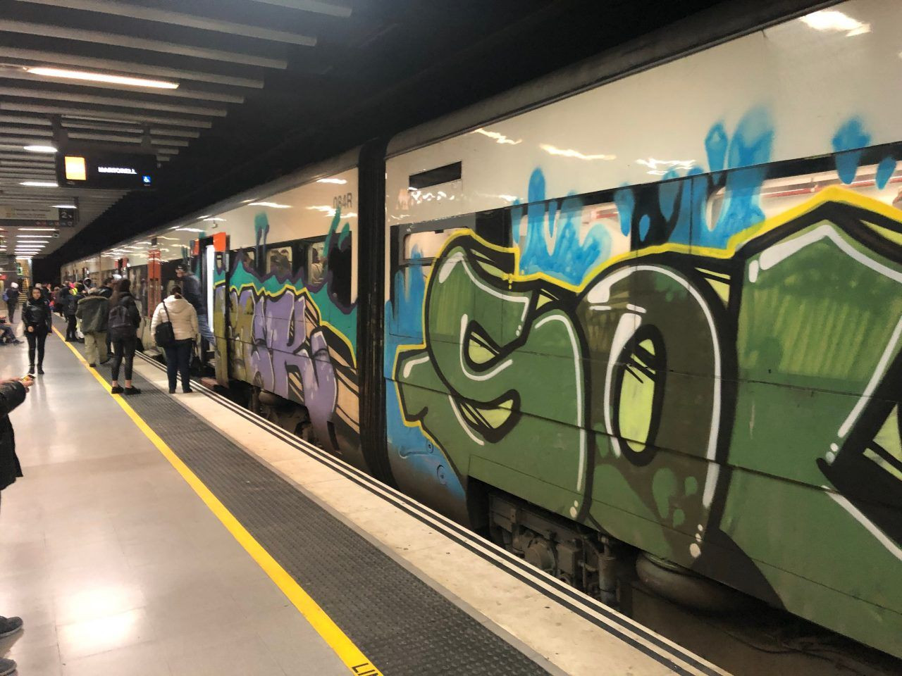 Imagen de un tren de Rodalies pintado con grafitis de punta a punta / RENFE