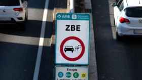 Un cartel de la Zona de Bajas Emisiones en una entrada a Barcelona / EFE