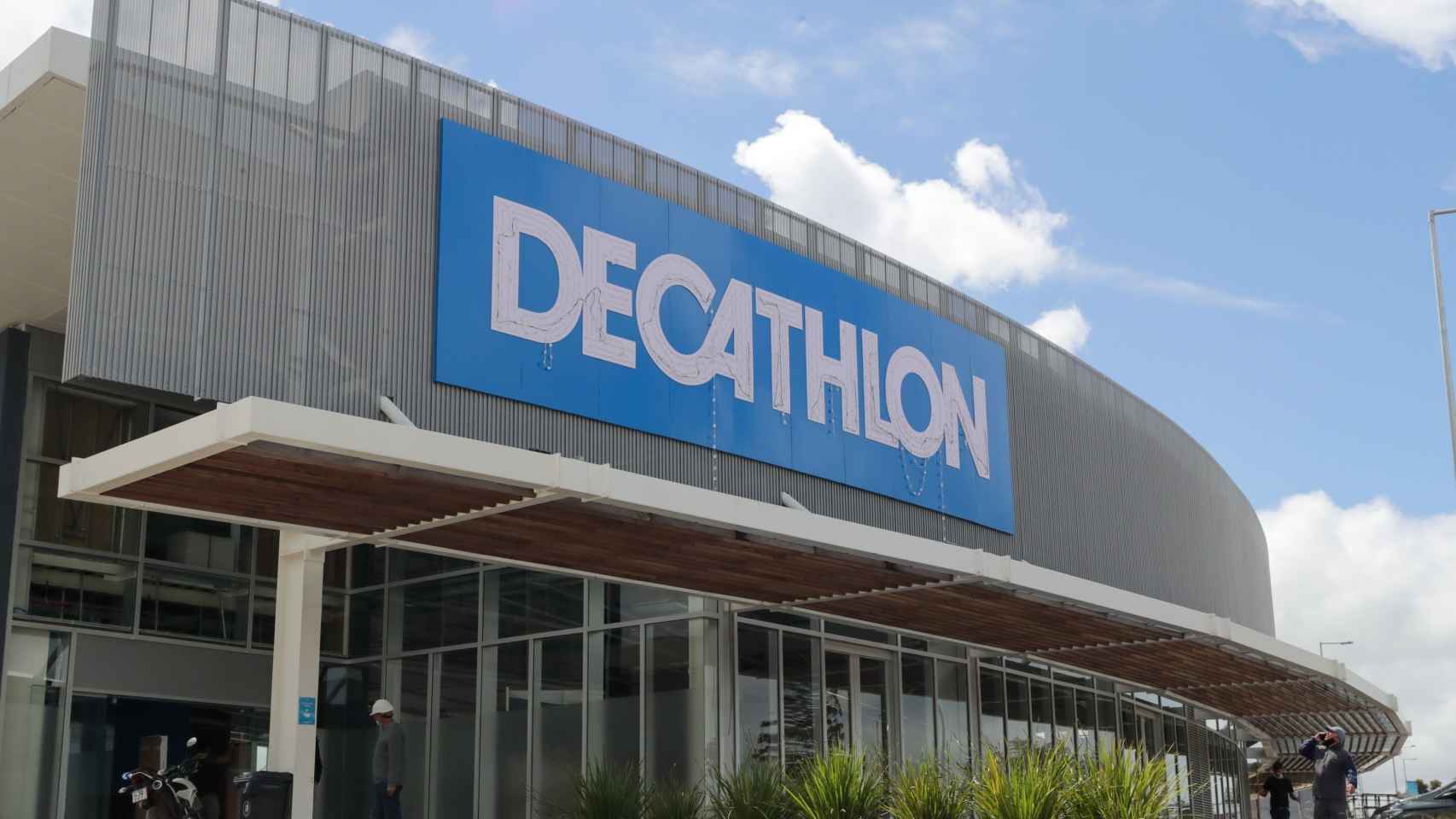 Exterior de una tienda deportiva Decathlon en una imagen de archivo / RAÚL MARTÍNEZ - EFE