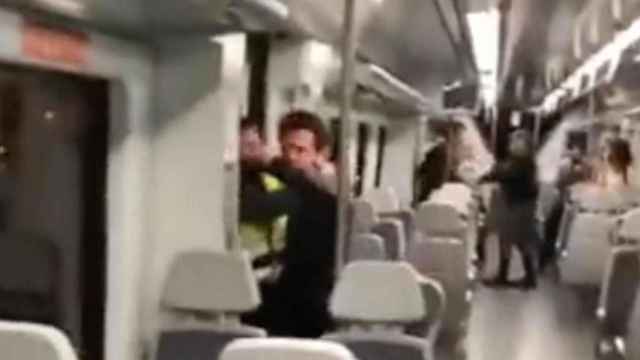 Tres usuarios de Rodalies le rompen la nariz a un vigilante en Molins de Rei / YOUTUBE