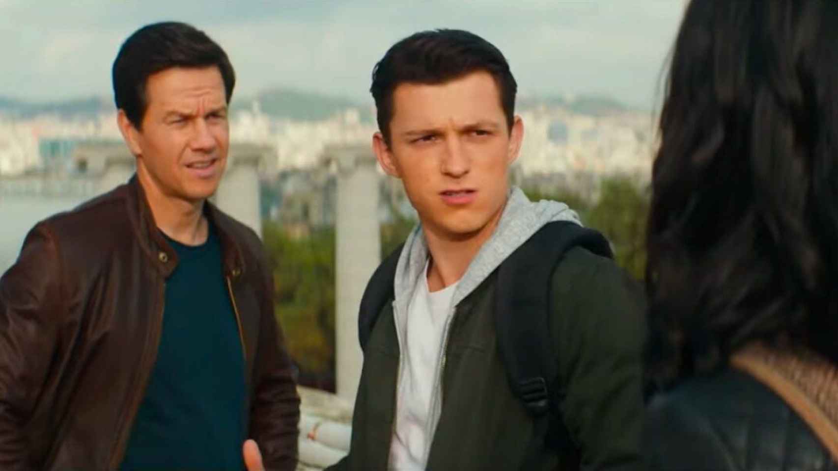 Tom Holland (d.) y Mark Wahlberg (i.) frente al MNAC de Barcelona en 'Uncharted: Drake's fortune' / SONY PICTURES