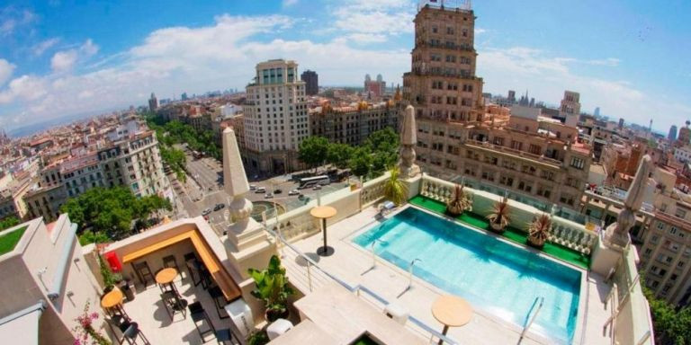 Imagen de la zona de piscina del Hotel Palace Barcelona / Cedida