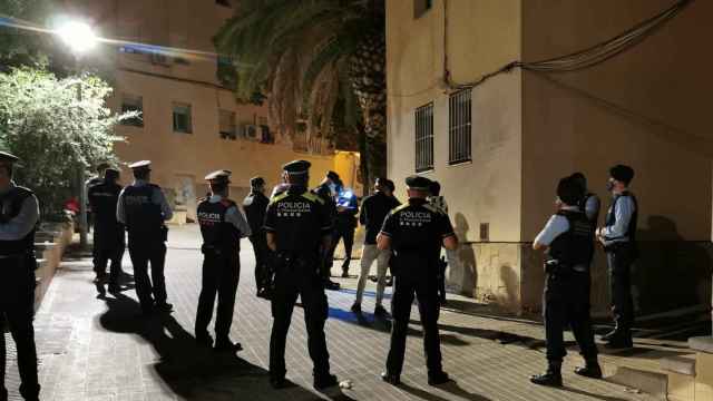 Operativo policial en los Bloques de la Florida de l'Hospitalet / AJUNTAMENT DE L'HOSPITALET