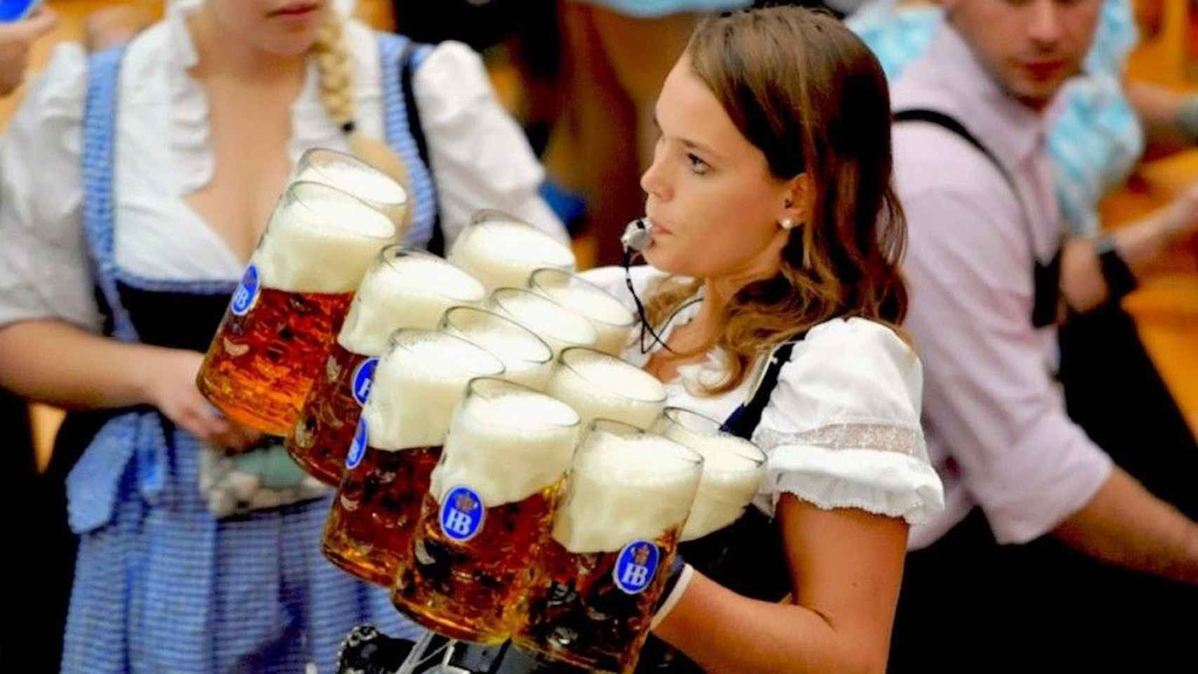 Una camarera cargando cervezas en el Oktoberfest, que este año se podrá celebrar en bares de Barcelona / ARCHIVO