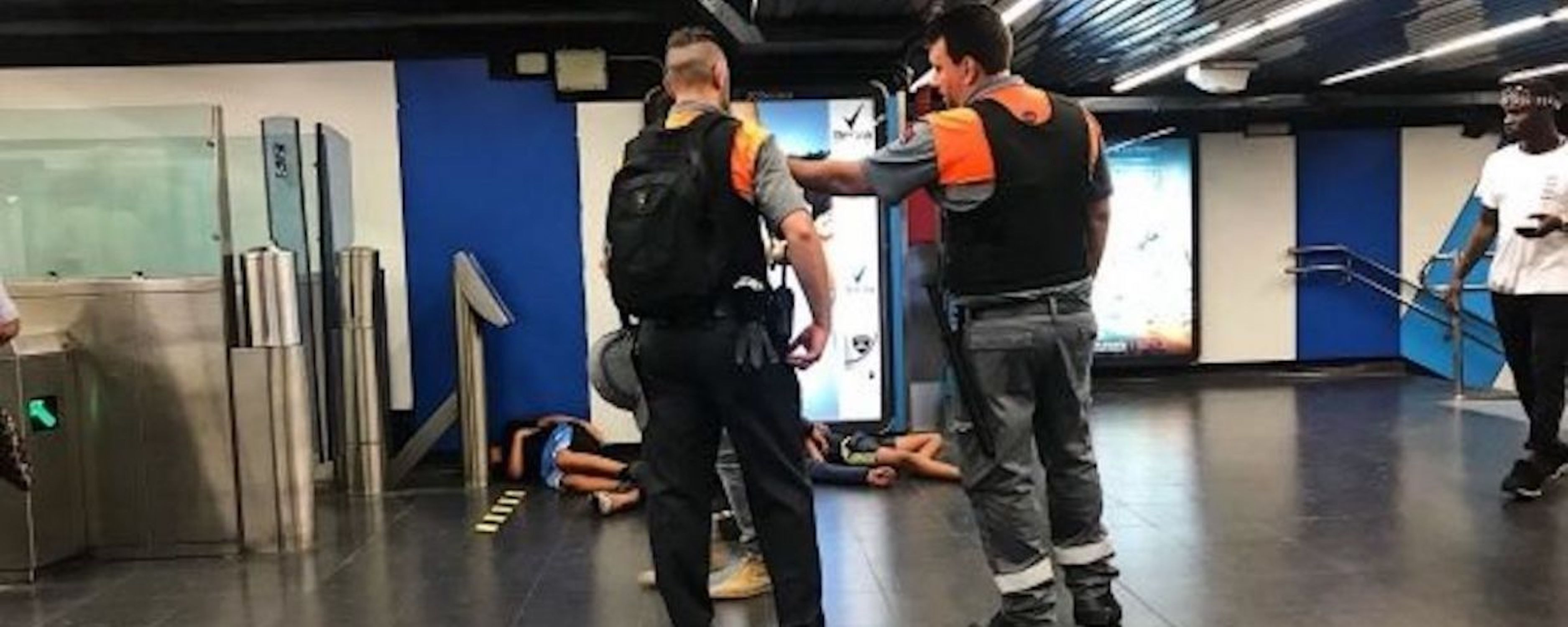 Vigilante del metro de Barcelona junto a tres jóvenes inconscientes, en un hecho ocurrido este año / ARCHIVO
