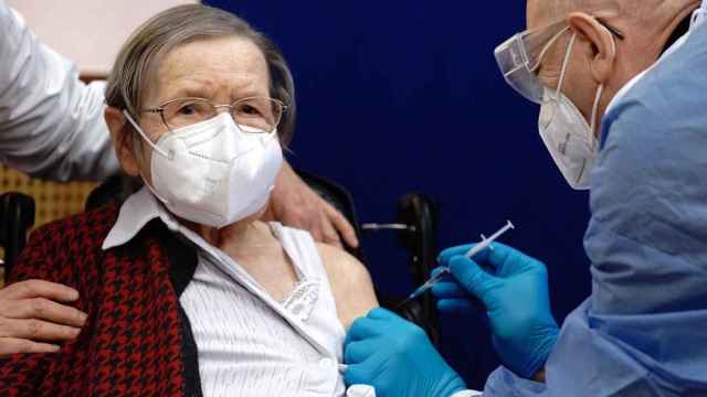 Una mujer mayor recibe la vacuna contra el covid-19 / EUROPA PRESS